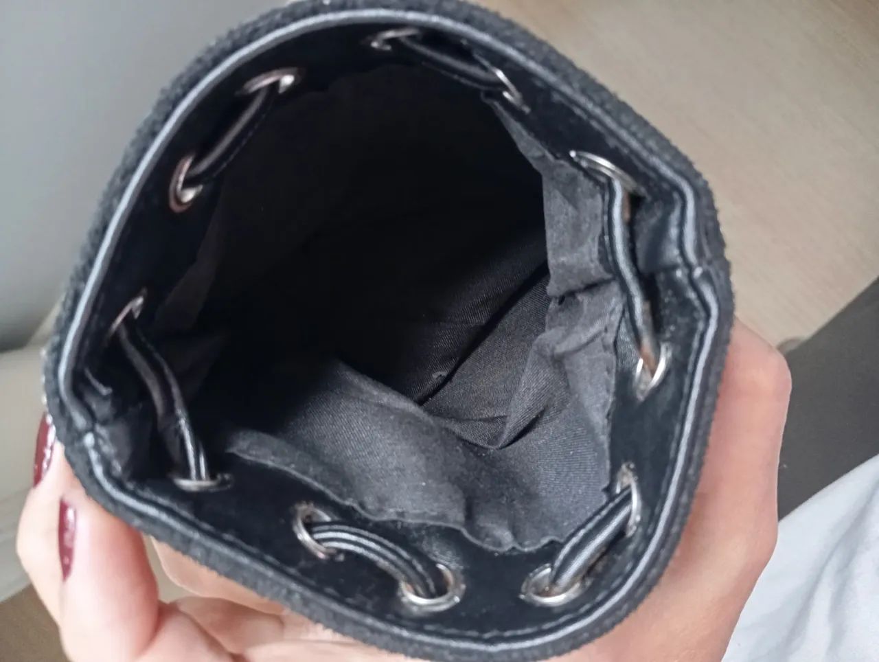 Mini Bolsa preta com stass prateado e alça de corrente - Foto 4