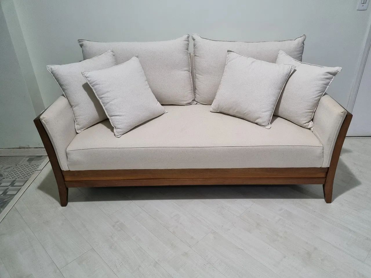 Sofá 3 Lugares em Linho + Madeira Maciça | 6 Almofadas | Lindo! - Foto 5