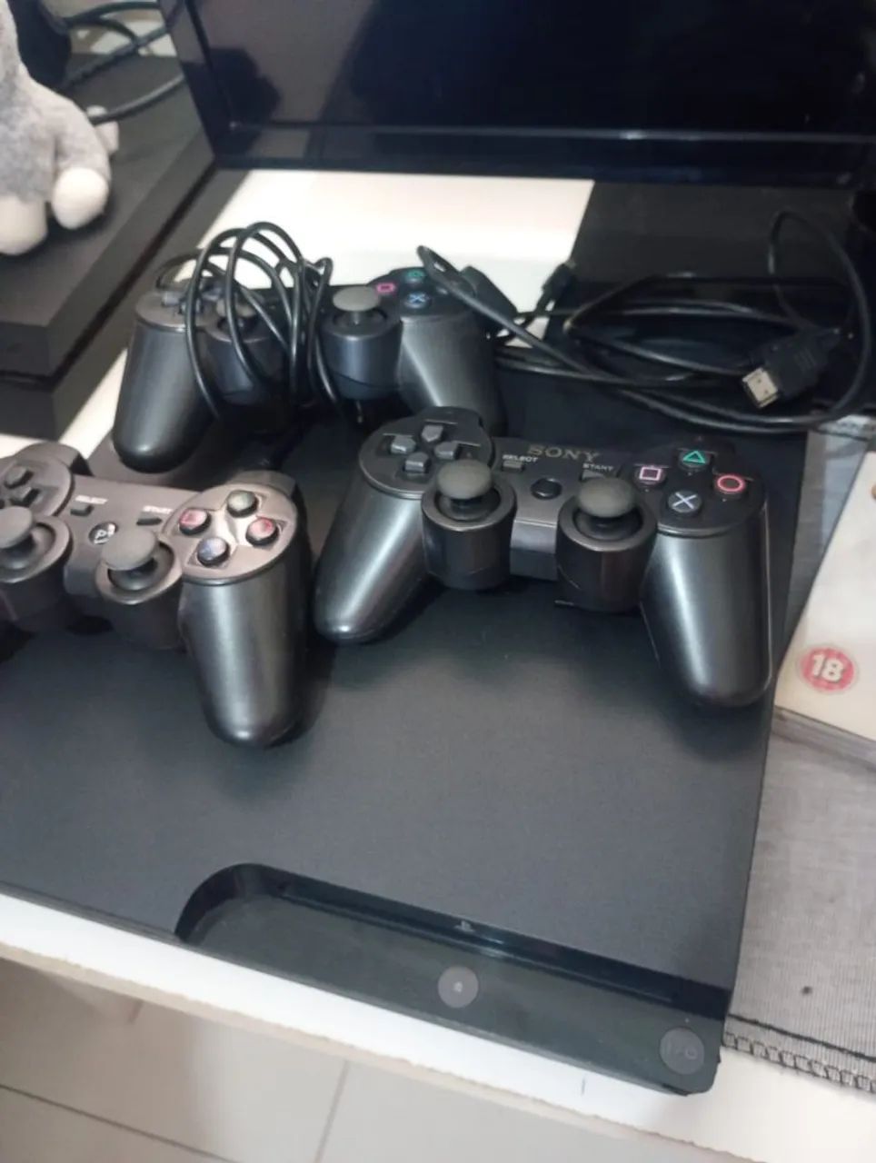 Playstation 3 com 3 controles e dois jogos  - Foto 2