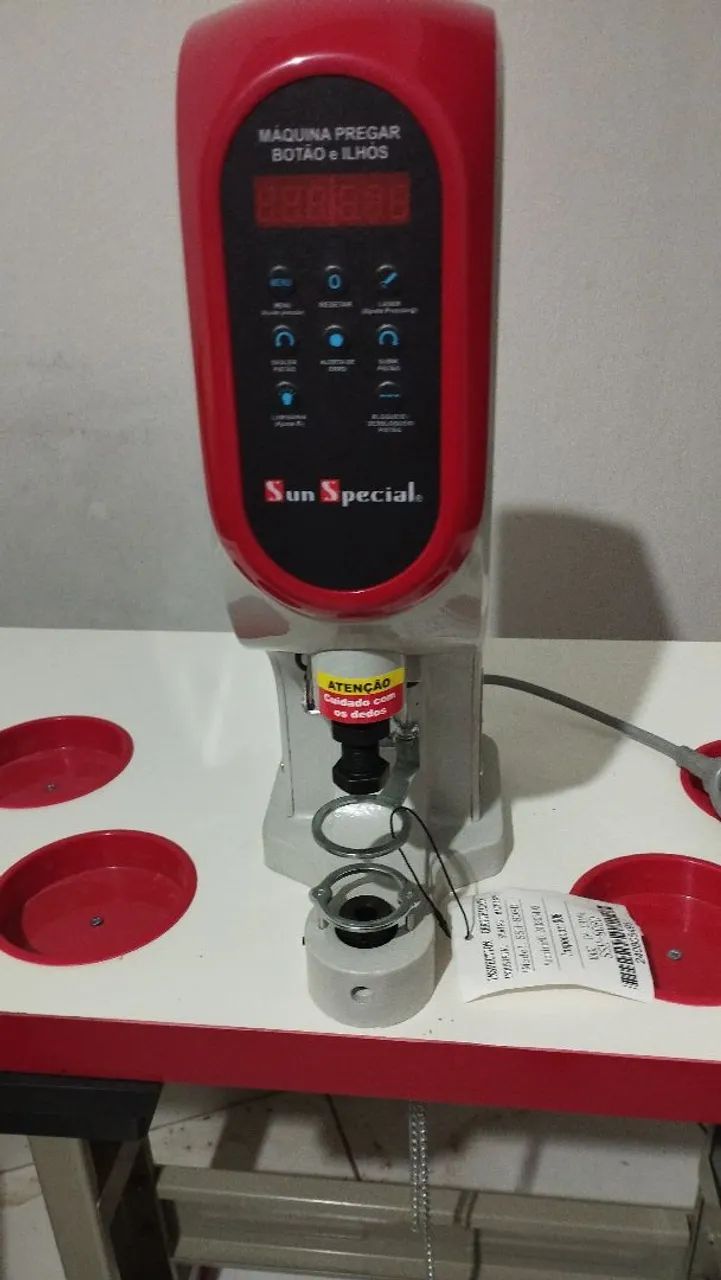 Máquina de pregar botão e ilhós.