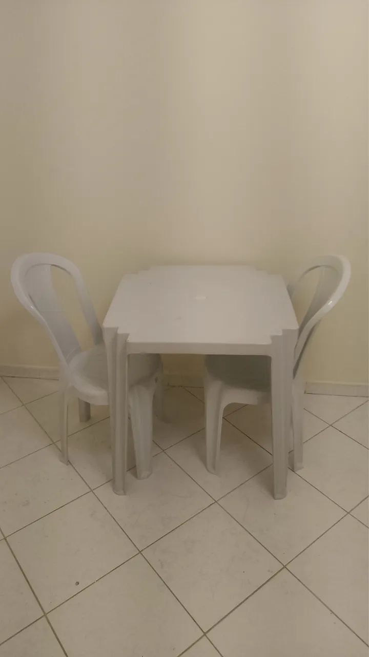 Mesa de plástico com duas cadeiras de plástico 