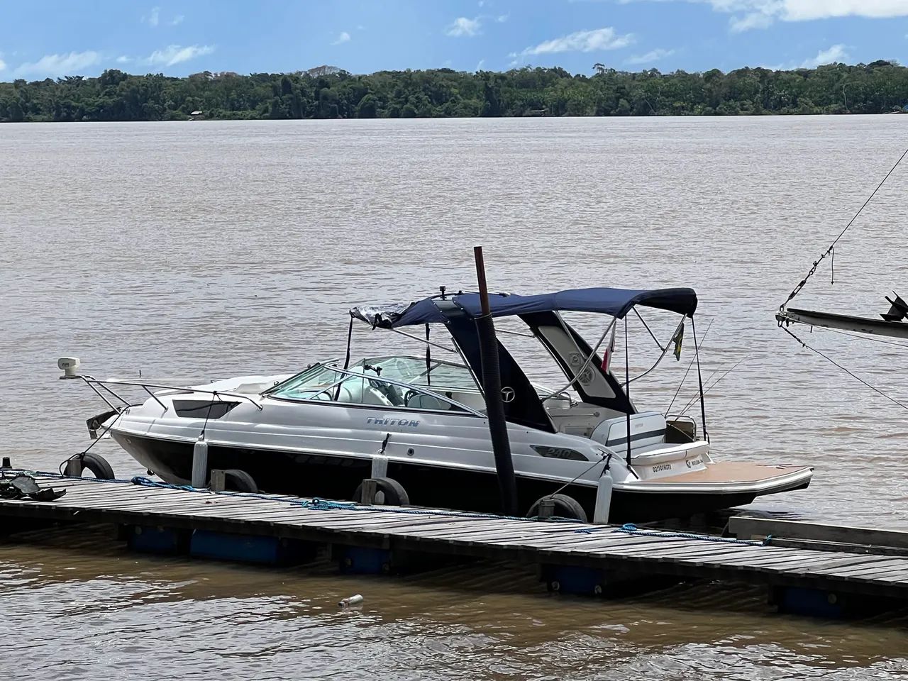 Lancha Triton 240 cabinada