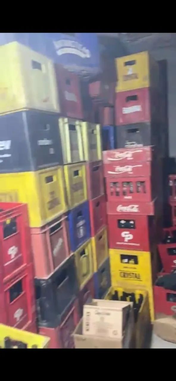 Lote 74 engradados + 20 Galões água 20L