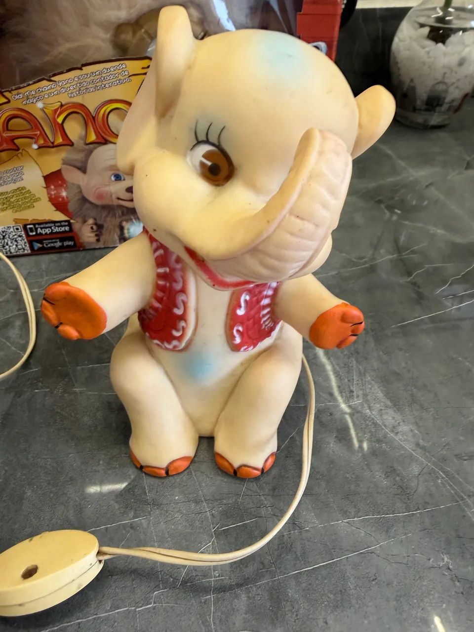 Luminária antiga de elefante