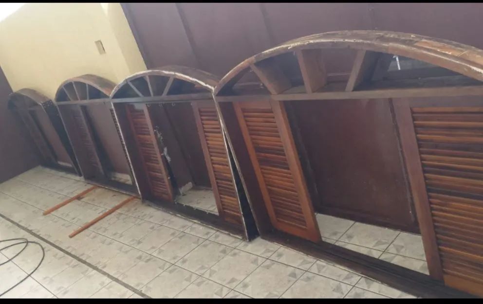 Janelas madeira maciça usada. Vendo do jeito que está 4. janela e duas janelas para banhei