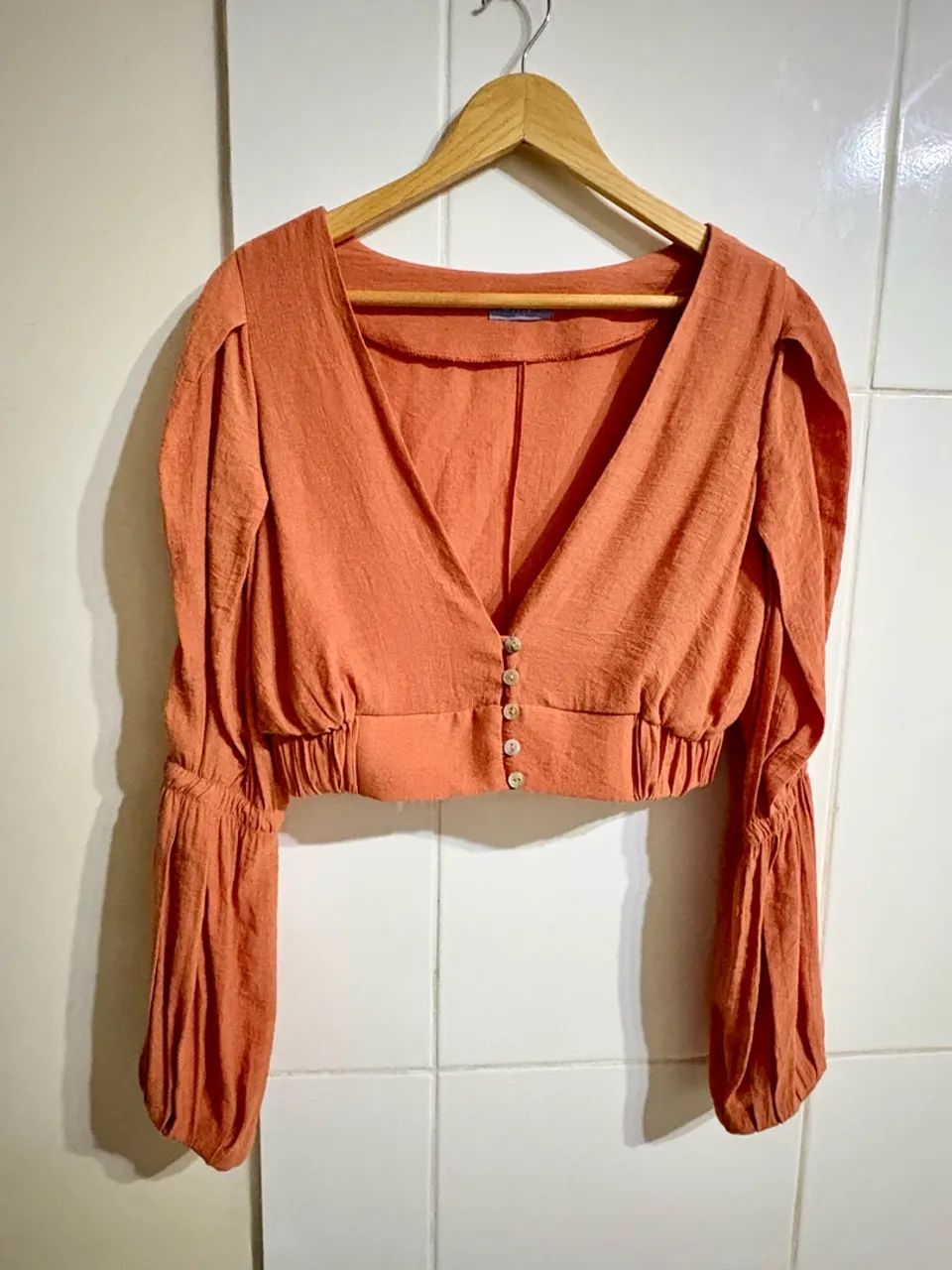 Cropped fpm blue monga longa tecido leve e fluido