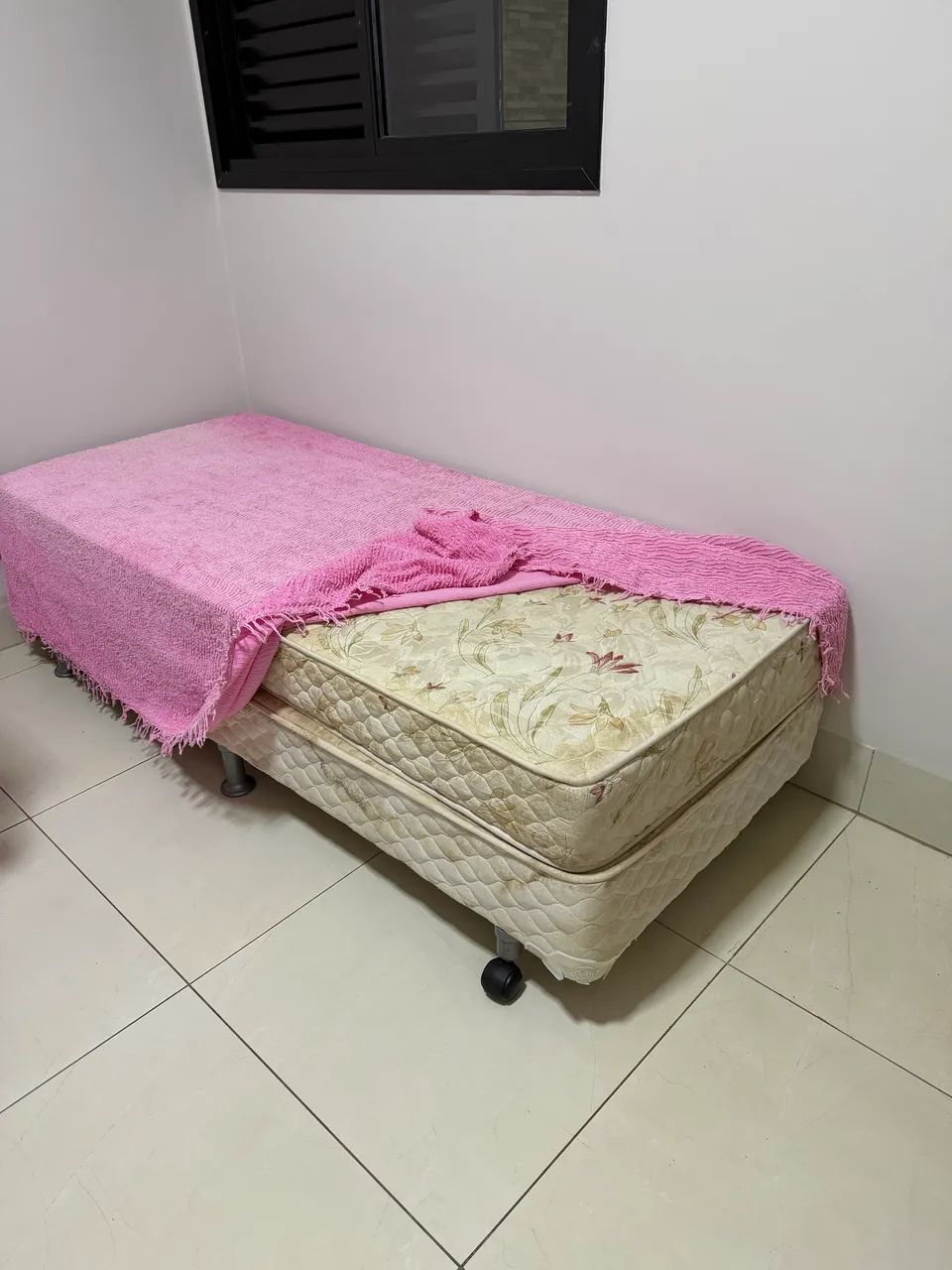 - Cama de solteiro + colchão - Foto 2