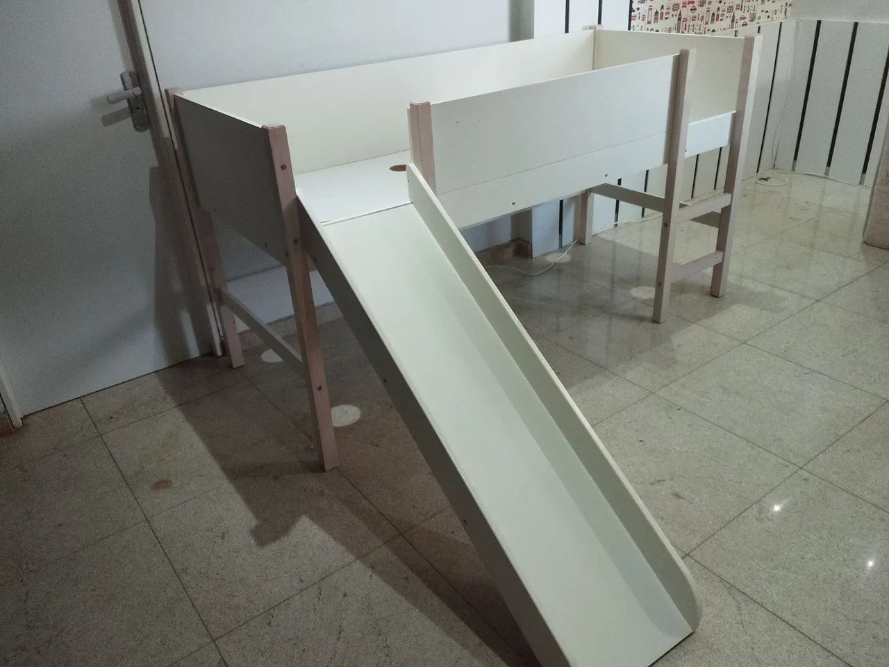 Cama infantil com escorregador 