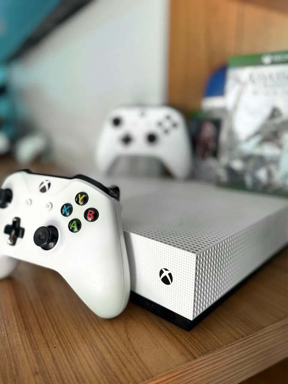 Xbox One S 1TB - Completo com 2 Controles - Foto 3