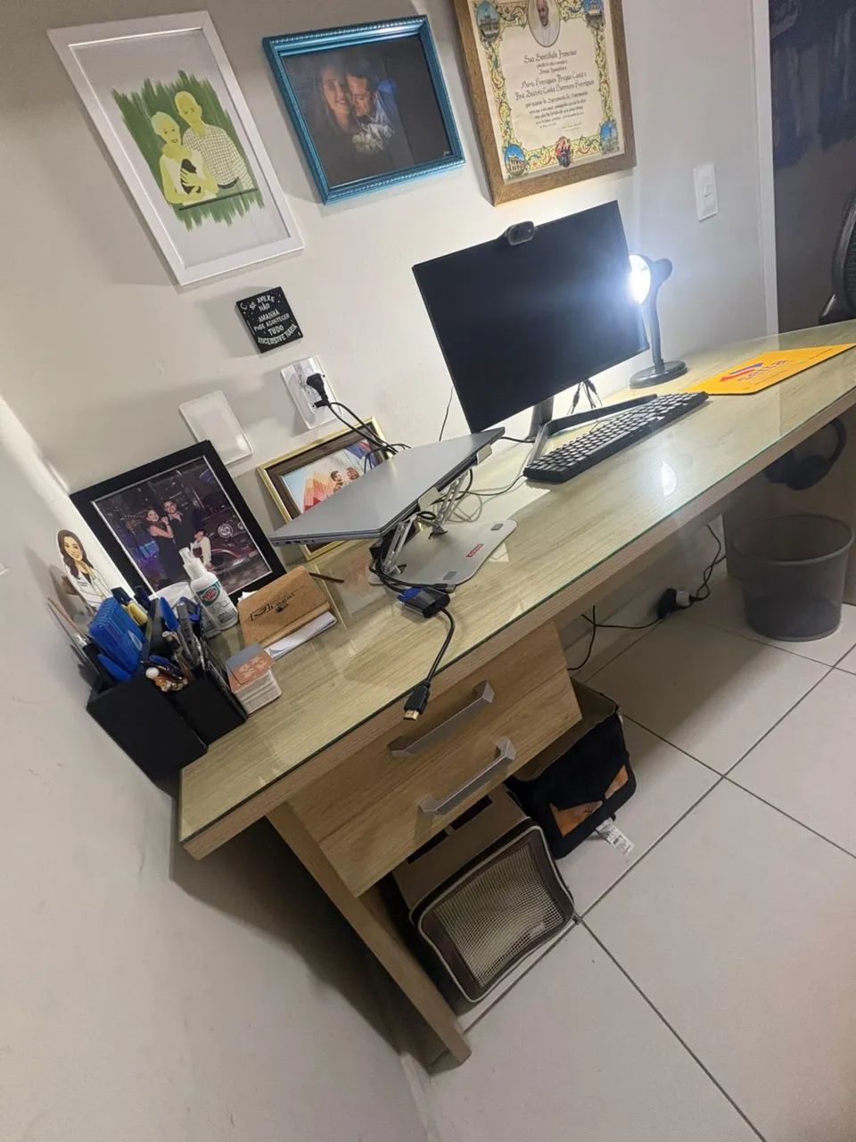 MESA DE ESCRITÓRIO COM VIDRO