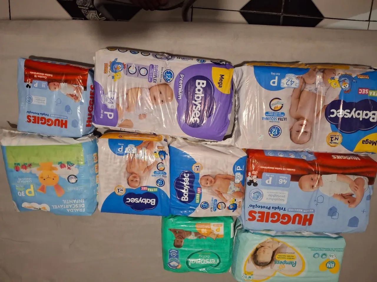 Fraldas P e RN, como está na foto.