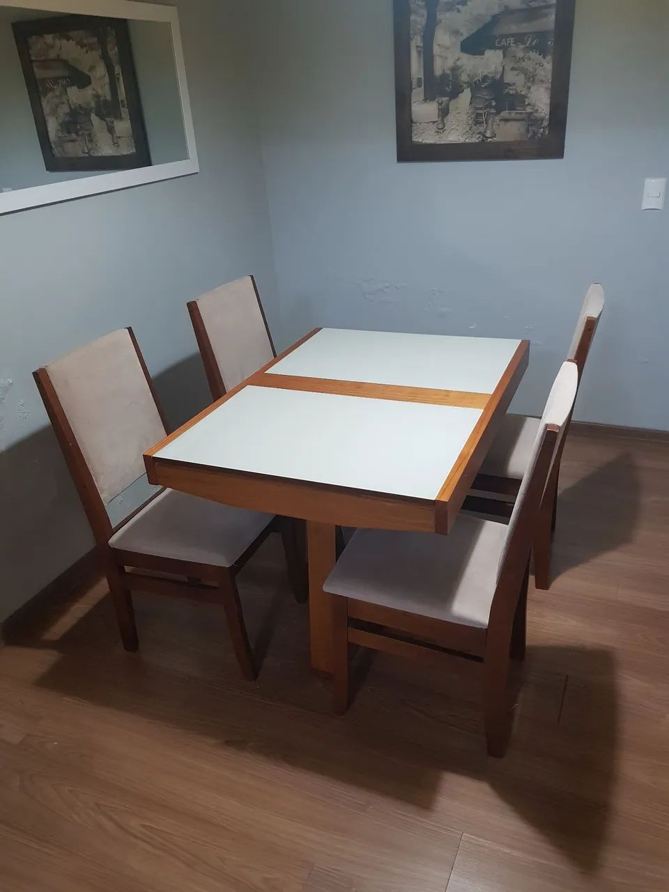 Mesa extensível com 4 cadeiras