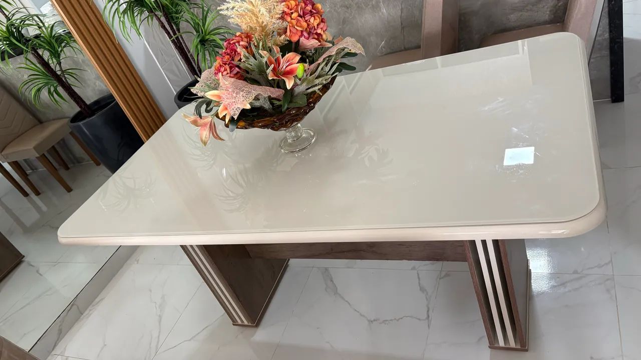 Vendo mesa de jantar com seis cadeiras 