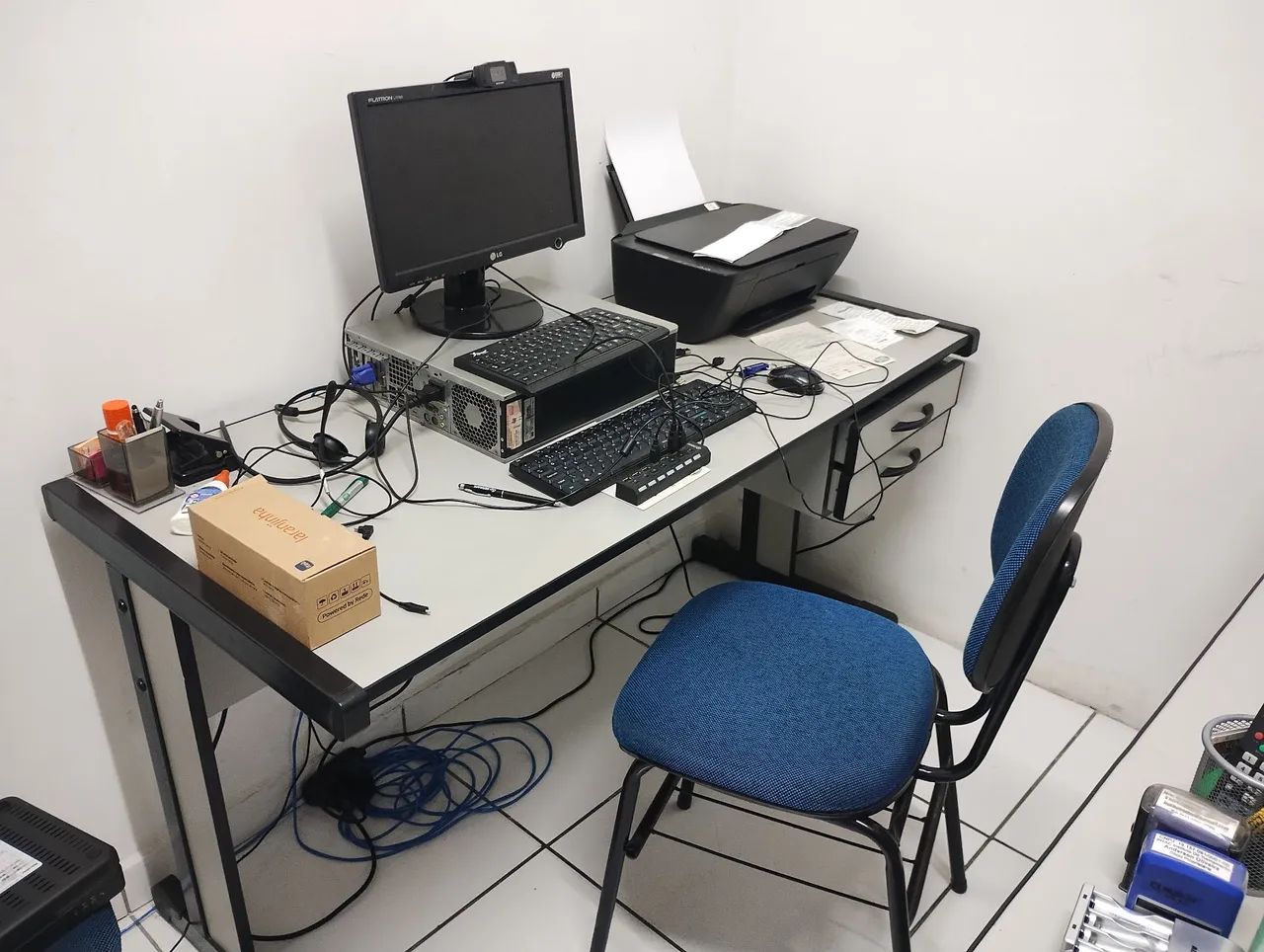 Mesa de escritório com gavetas 