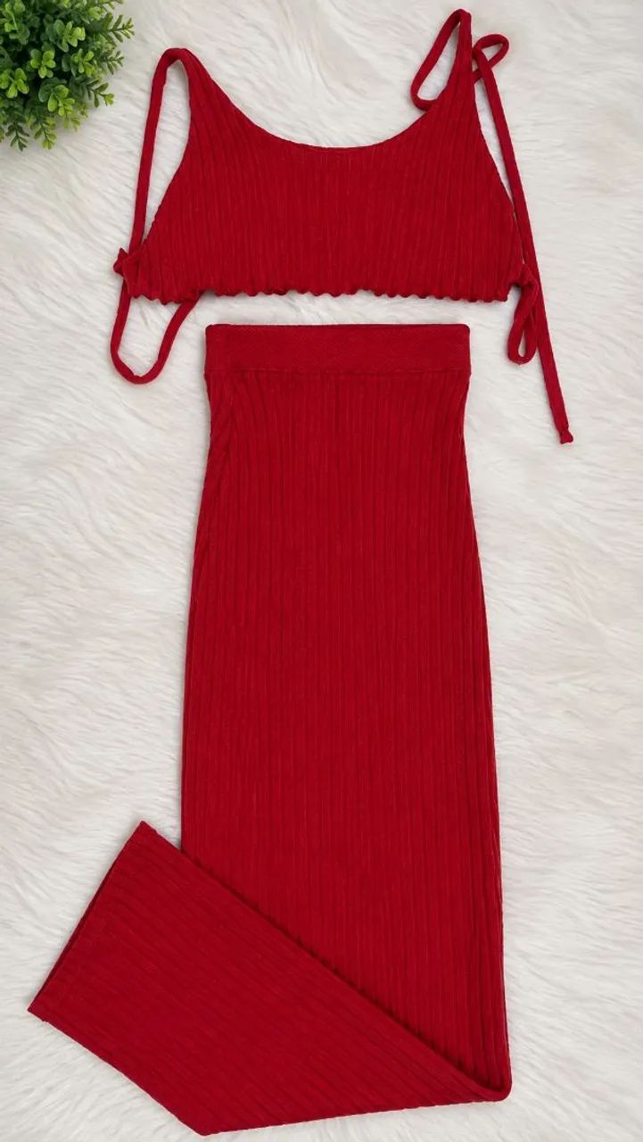 Conjunto cropped e saia midi canelado vermelho
