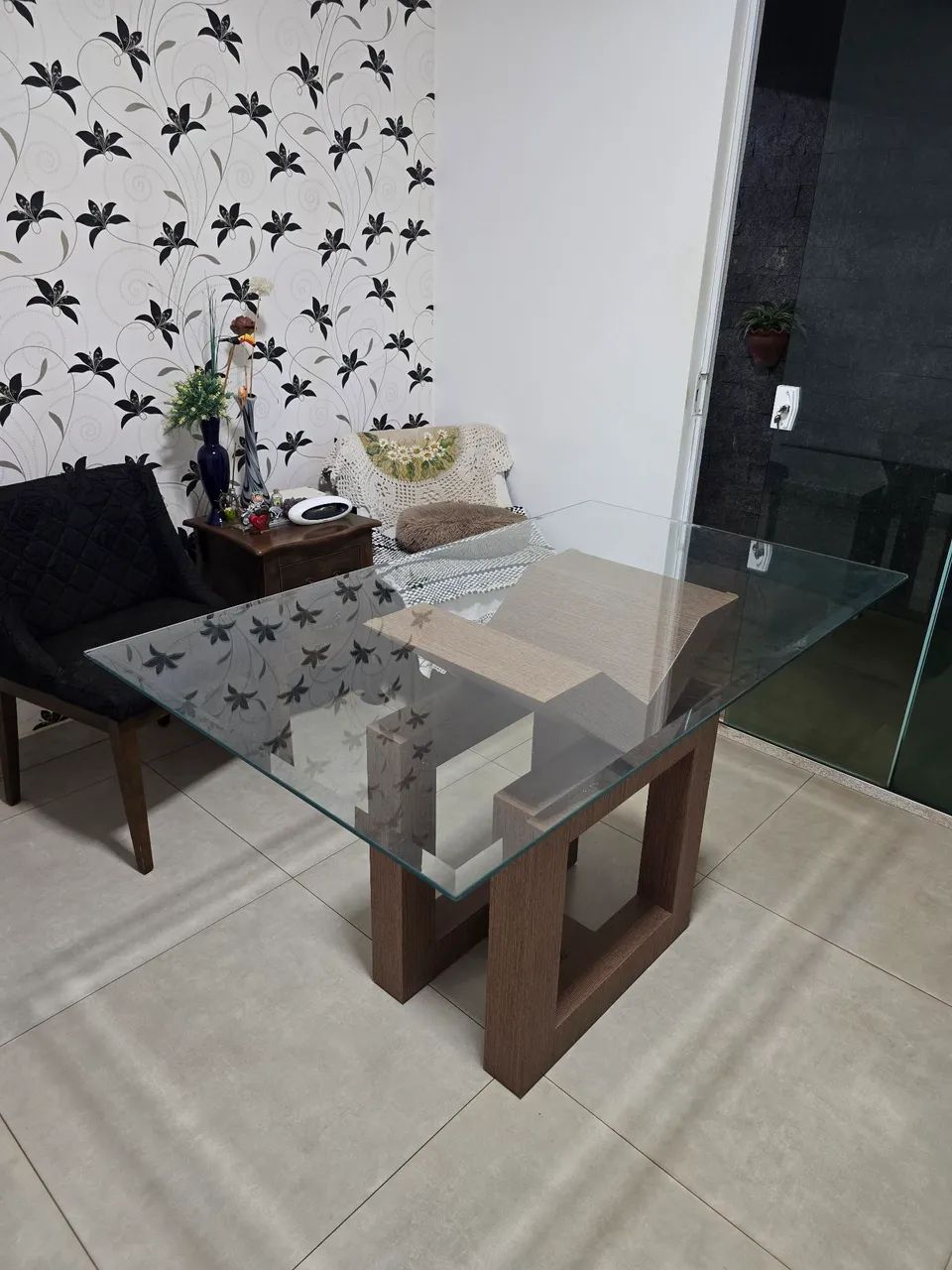 Mesa com base planejada e vidro + 2 poltronas  - Foto 2
