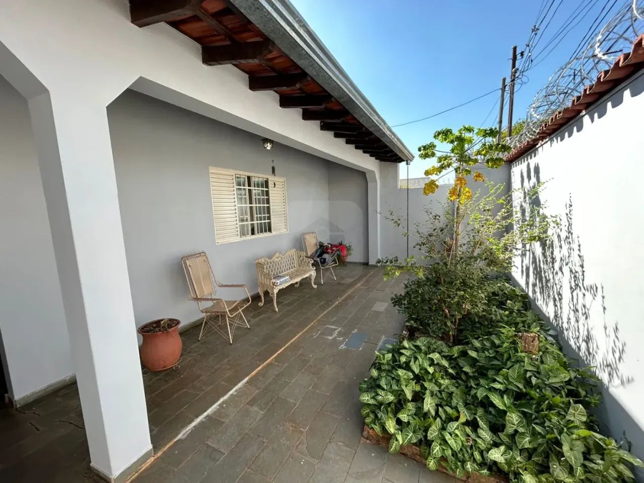 Casa à venda no bairro Santa Mônica. - Foto 2