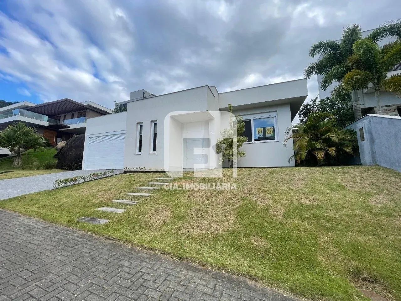BELA CASA EM CONDOMINIO FECHADO NO CACUPE EM FLORIANOPOLIS-SC