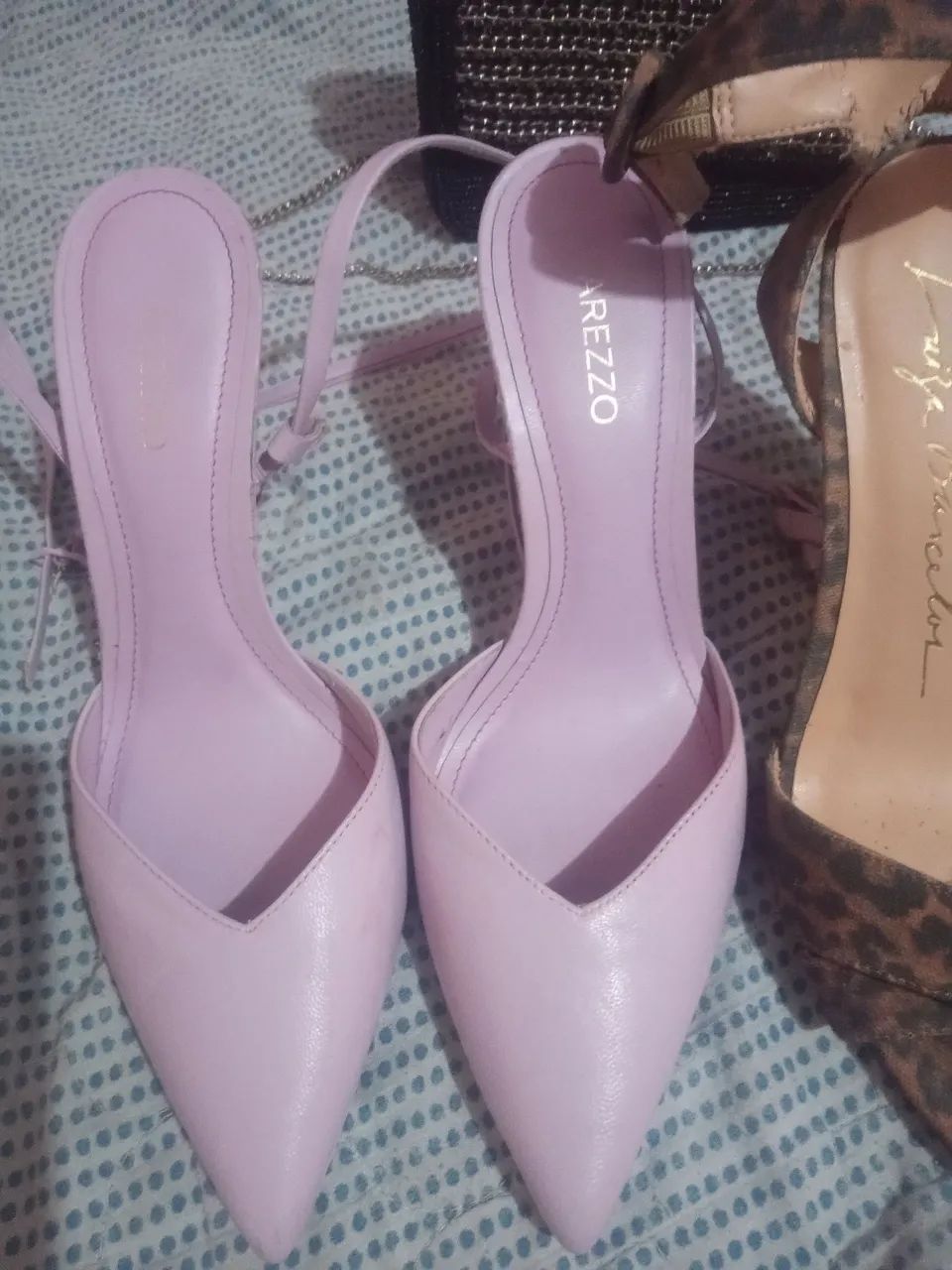 Sapatos de salto e de luxo