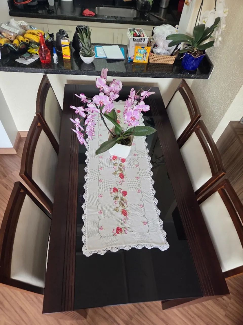 Mesa de madeira com tampo de vidro e 6 cadeiras  - Foto 3