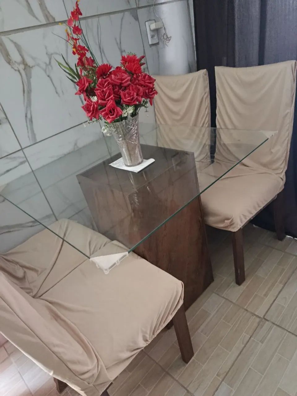 Mesa de vidro com base de madeira e 4 cadeiras  - Foto 3