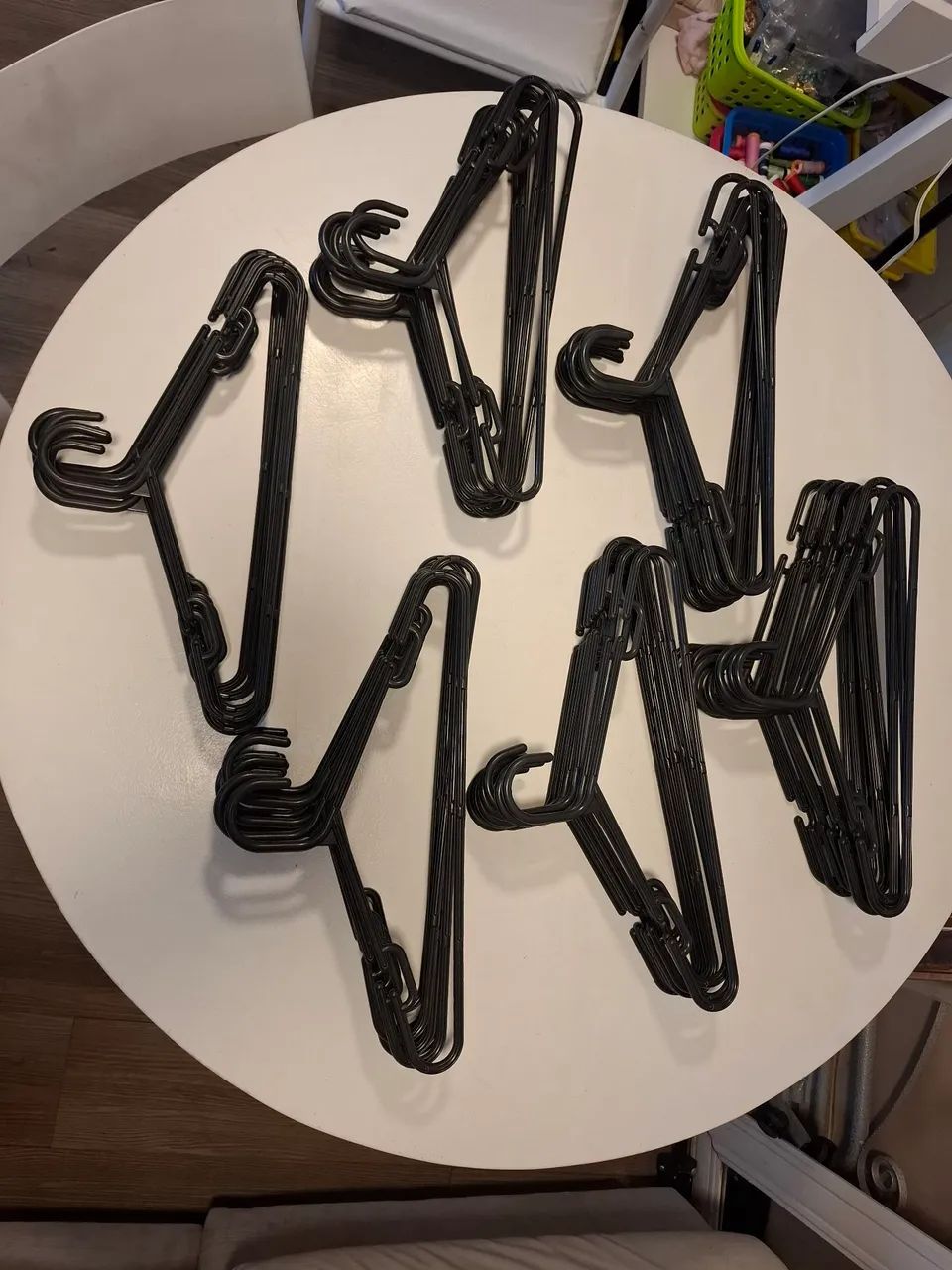 Cabide preto de plástico bem resistente (tenho 50) - Foto 4