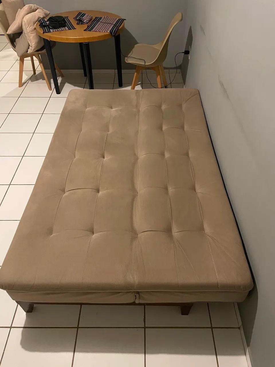 Sofá cama Casal 3 lugares Base e pés de madeira - Suede Bege  - Foto 5