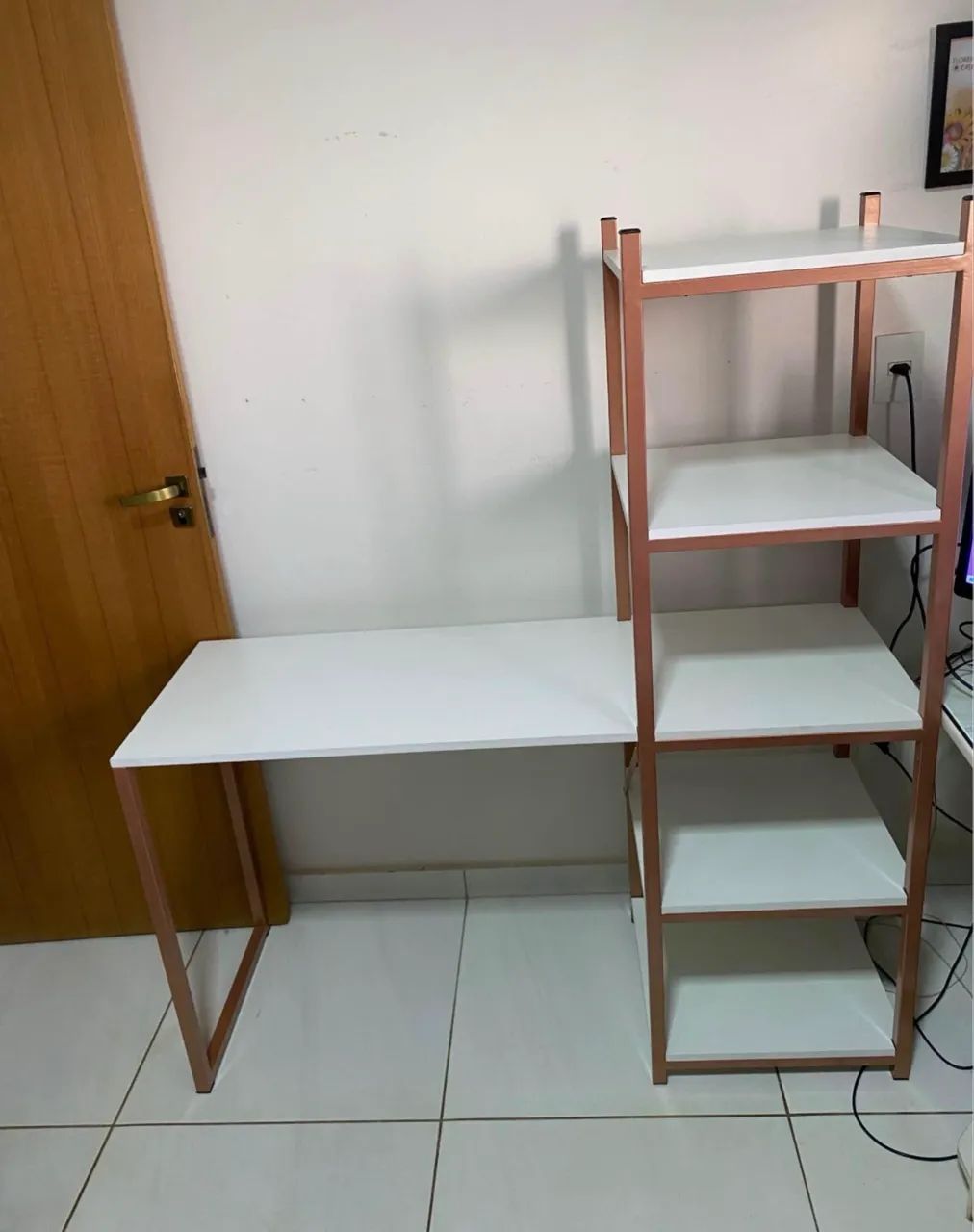 Mesa com prateleiras estilo industrial