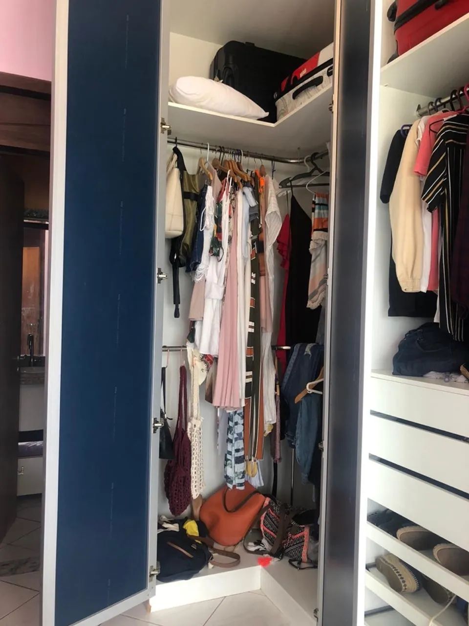 Guarda Roupa em estilo L com closet projetado  - Foto 3