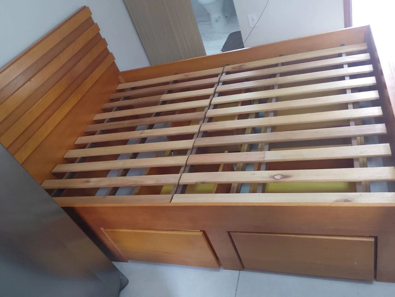 Cama de madeira com 4 gavetas e um colchão. - Foto 5