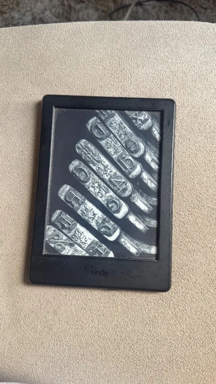 Kindle 8ª geração em ótimo estado + cabo