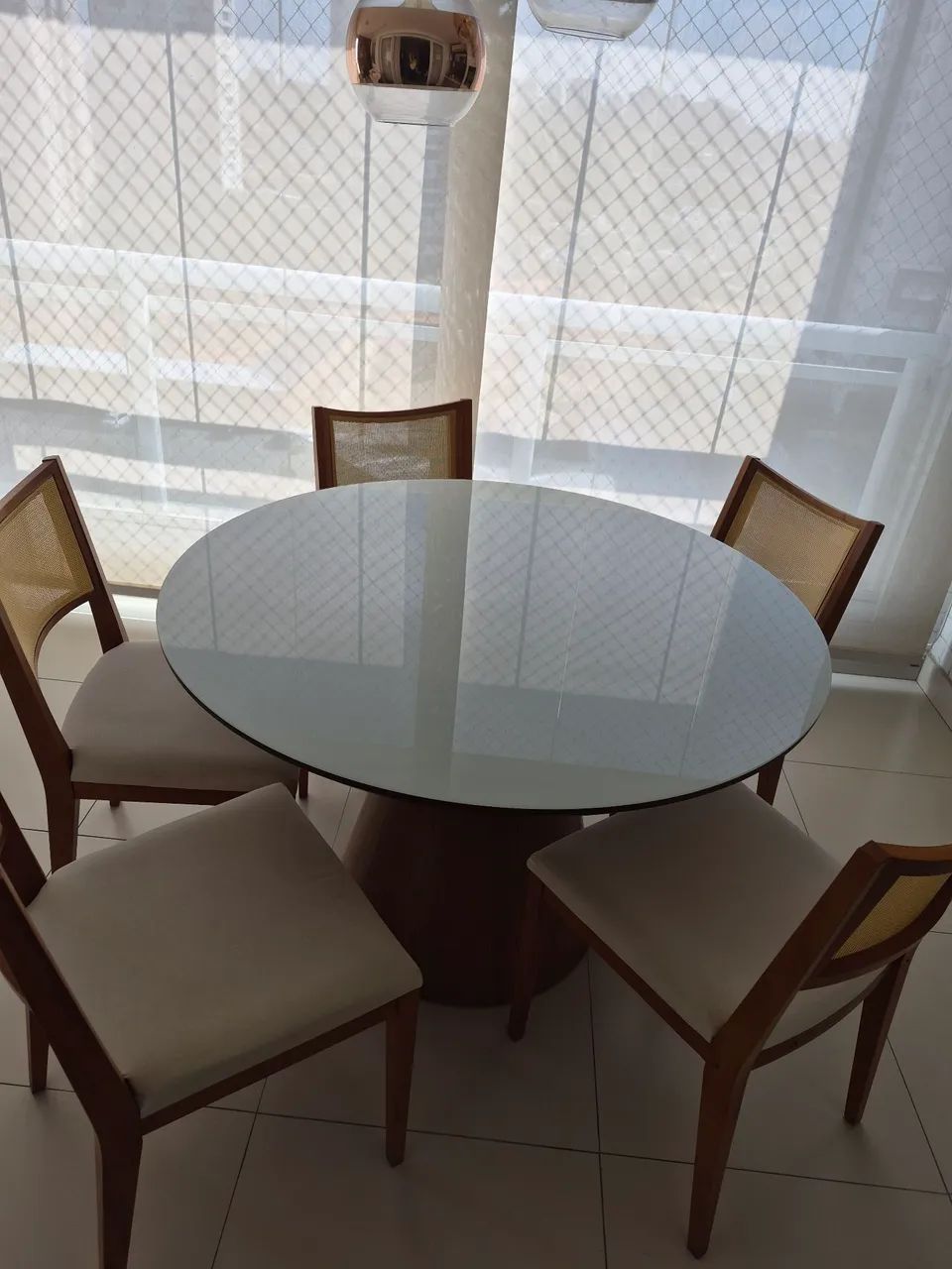 Jogo de Mesa Redonda com 5 Cadeiras