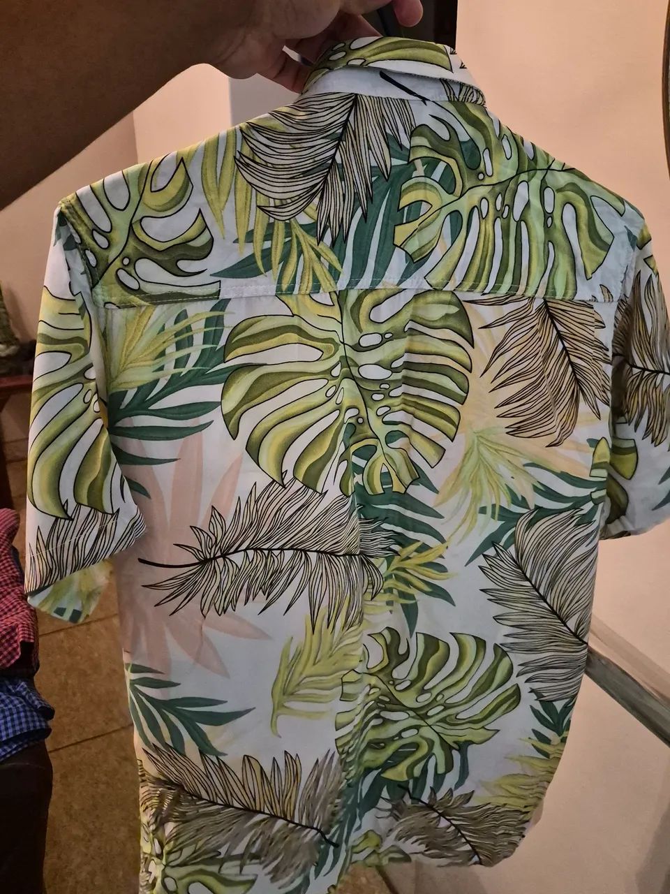 Camisa se botão estampada ramada florida - Foto 2
