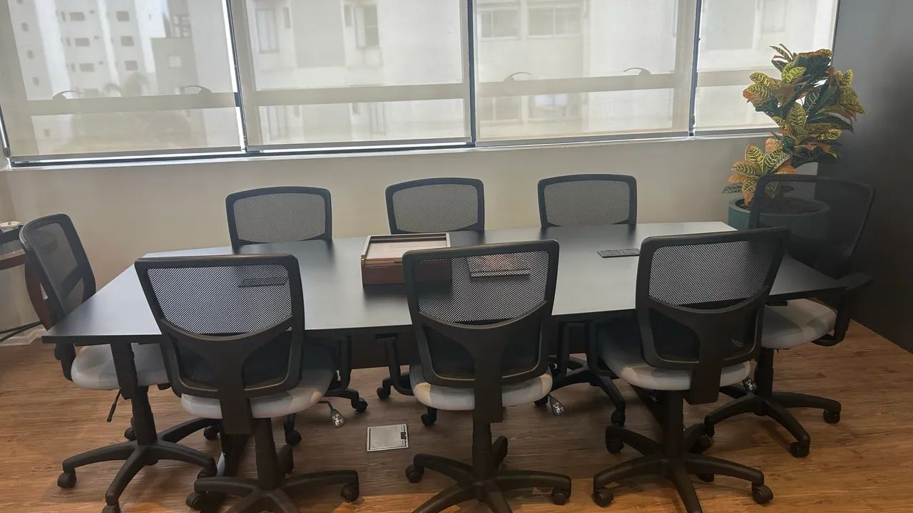 Mesa de escritório com cadeiras 