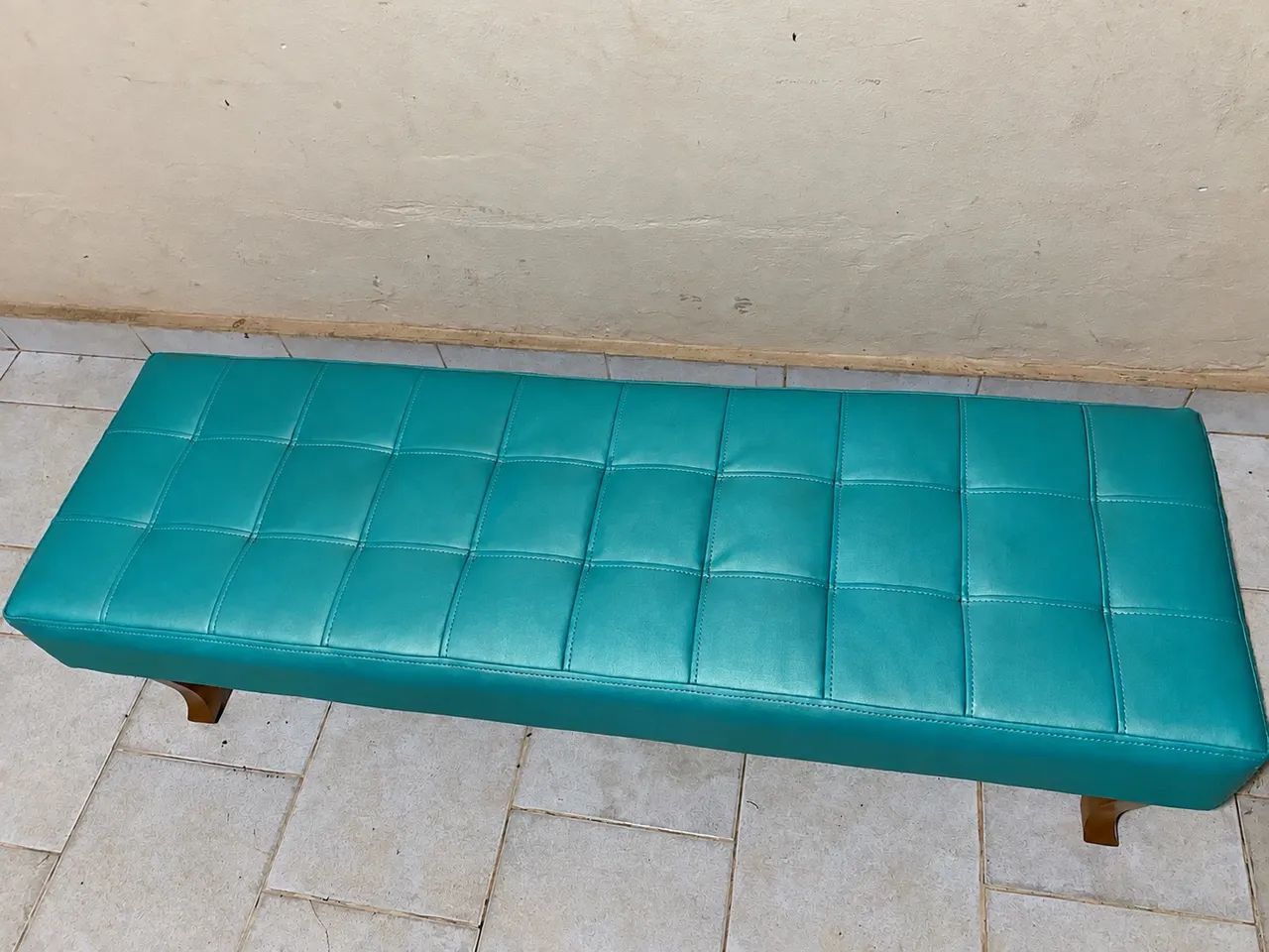 Banco estofado azul turquesa 1,20 m - Capitonê e pés de madeira  - Foto 2