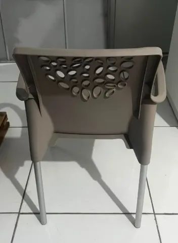Cadeira de plástico com pés de alumínio - Foto 3