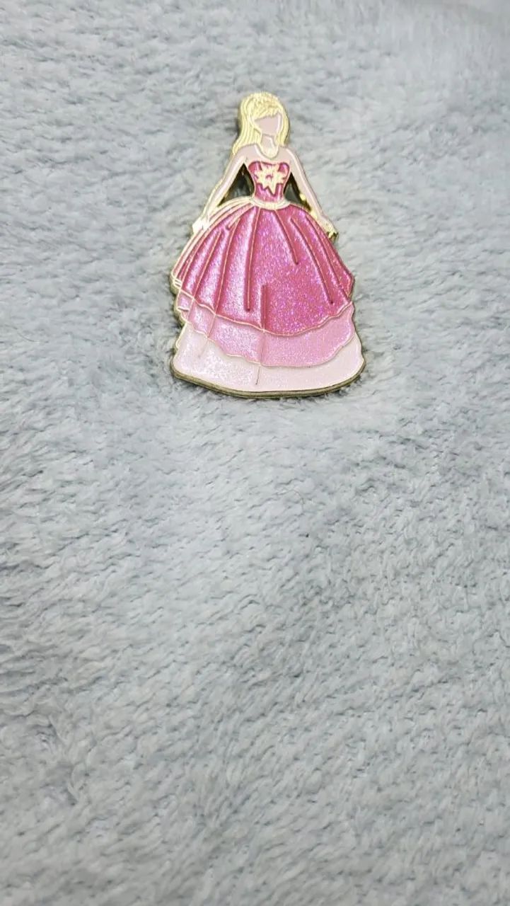 pin/broche barbie moda e magia raro - Foto 2