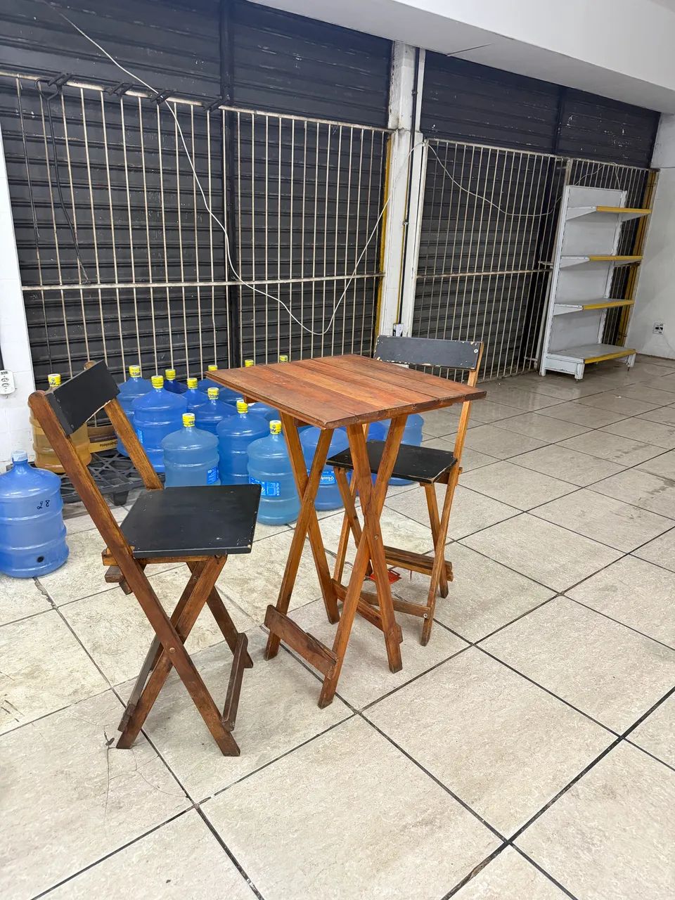 Mesa alta de madeira com duas cadeiras. Dois jogos.