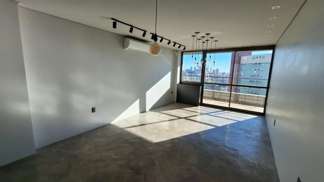 SALA COMERCIAL COMPACTA E FUNCIONAL COM VARANDA PRIVATIVA, AC, BANHEIRO