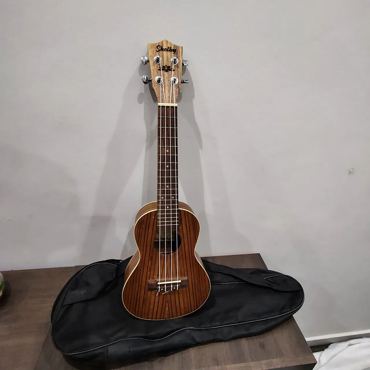 Ukulele Shelby Soprano, muito novo