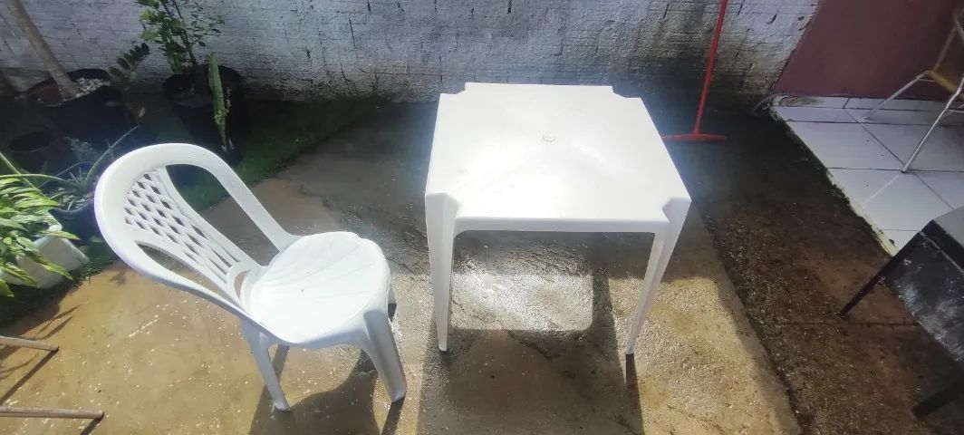 Mesa + 2 Cadeiras de plástico branca usada  - Foto 2