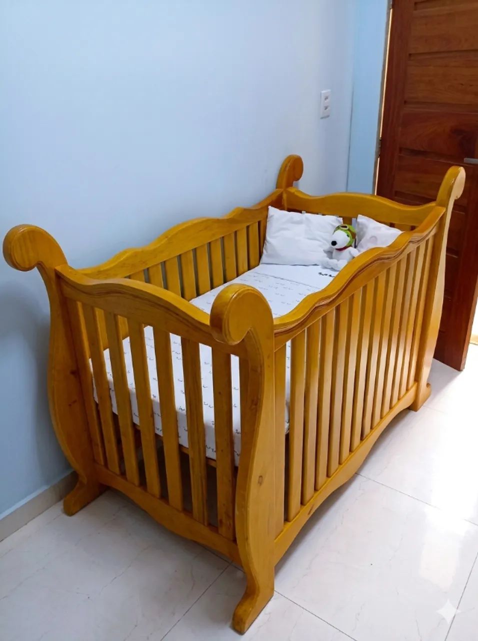 Berço de madeira com colchão 