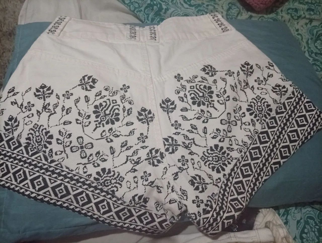 Short com etiqueta