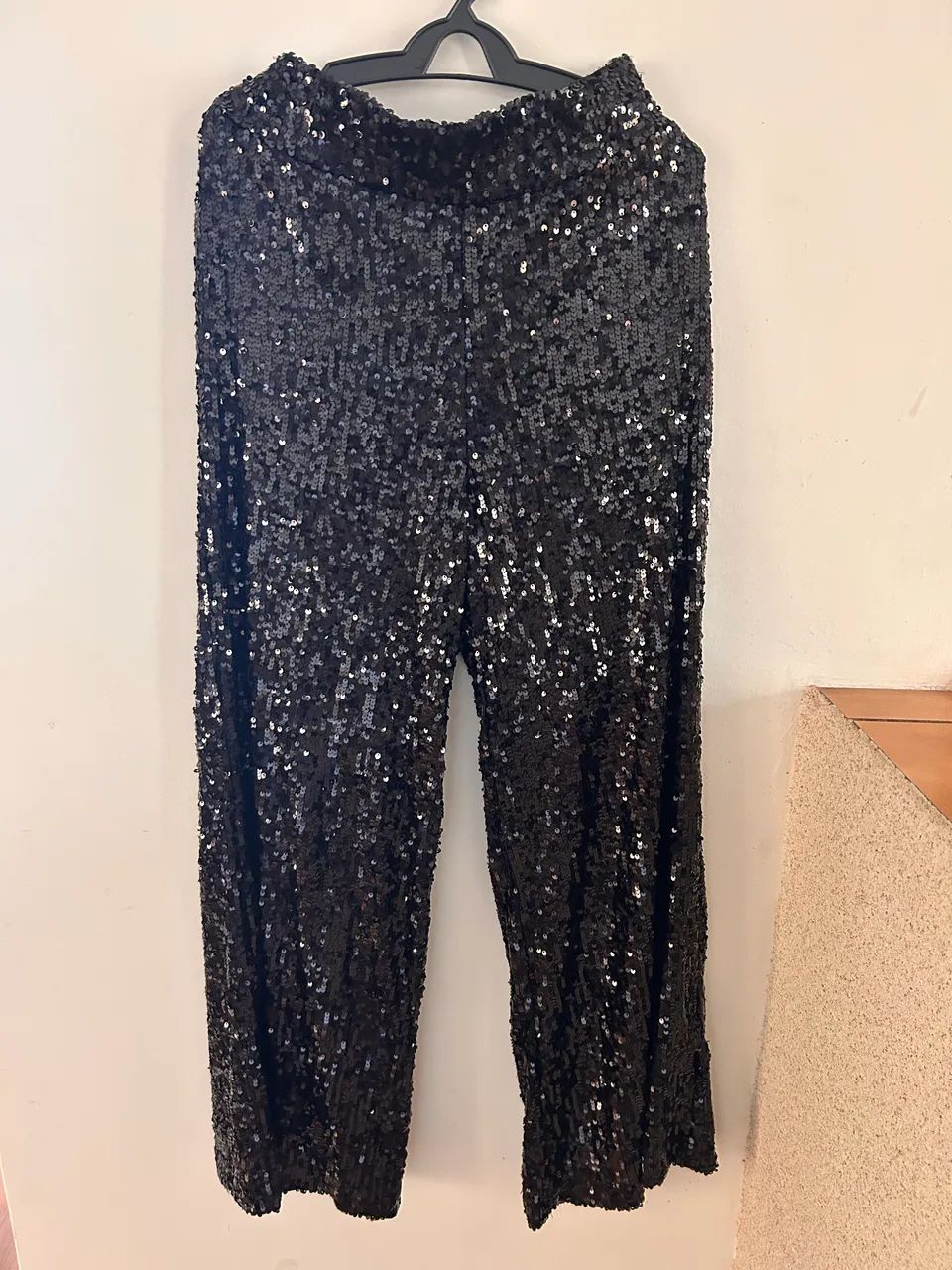 Calça de paetê nunca usada 
