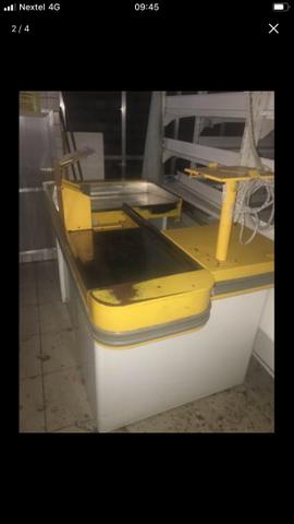 Checkout de mercado com local para colocação de balança