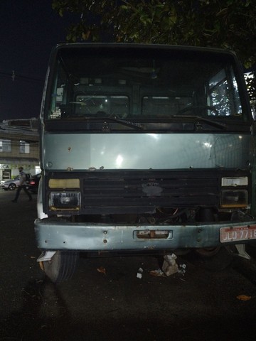 VENDE SE UM CAMINHÃO