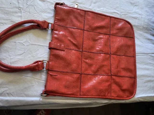 Bolsa vermelha com alça para usar tambem atravessada.  - Foto 2