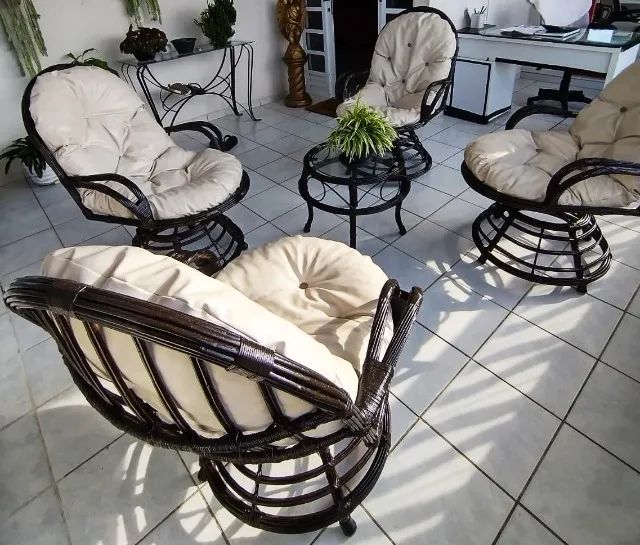 Conjunto de 4 cadeiras com uma pequena mesa de Centro - Foto 3
