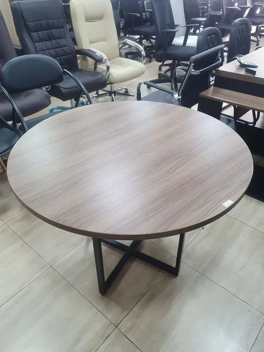 Mesa redonda de madeira com base em X de ferro - Nova - Foto 2