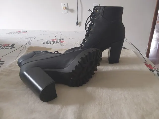 Bota com salto semi nova em perfeito estado